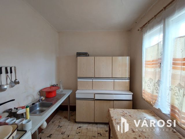 Otthonteremtés céljára, stabil, tégla falazatú kertes ház