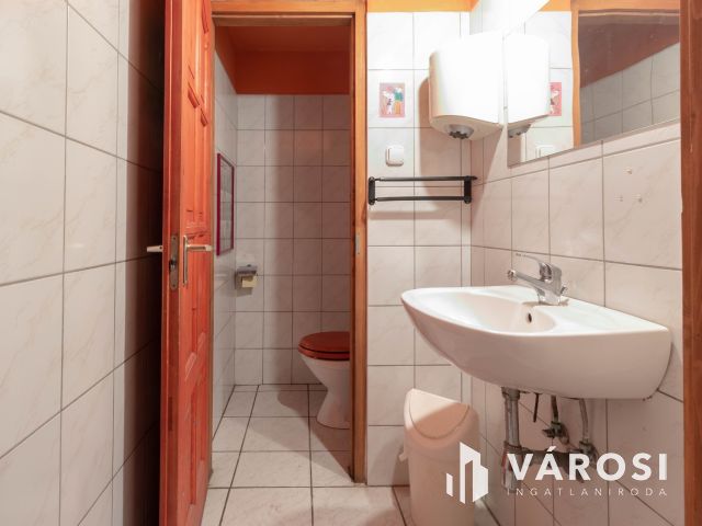 Többfunkciós, tágas, 250 m2-es családi ház Simontornyán