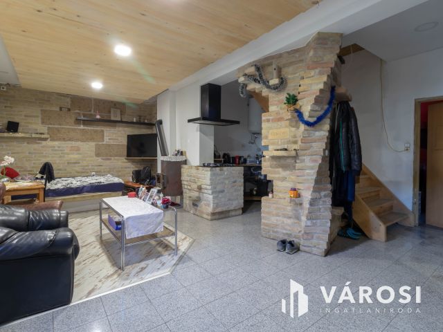 Többfunkciós, tágas, 250 m2-es családi ház Simontornyán