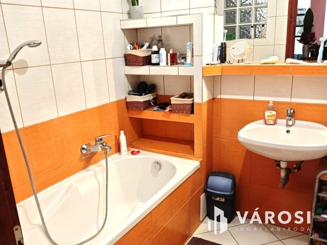Szombathely Belváros közeli 4 szobás lakás saját kerttel