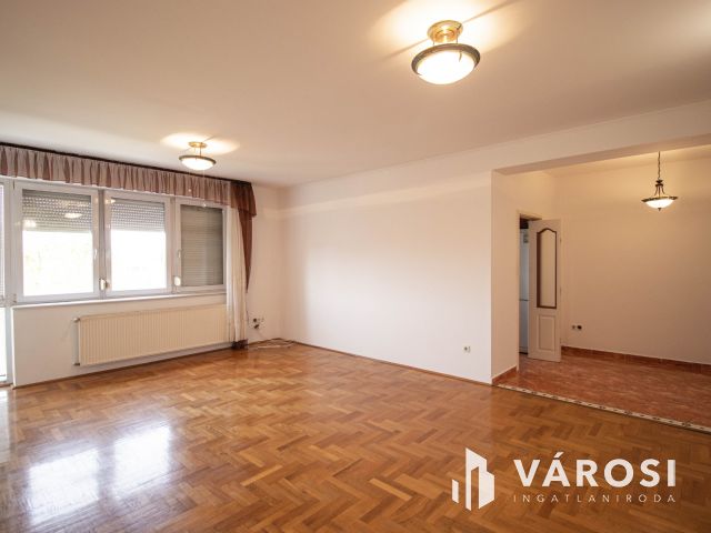 Kiadó 75 m2 Erkélyes tégla lakás Győr Belvárosában beállóval