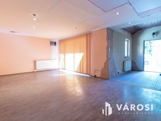 Bókay-kert közelében saját udvarral, garázzsal házrész eladó